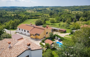 A residential property with a swimming pool, a garden, and a view of the surrounding countryside. - Awesome home in Pazin (Pazin)