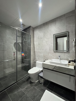 Suite Deluxe, vista spiaggia | Bagno | Doccia, asciugacapelli, asciugamani, sapone
