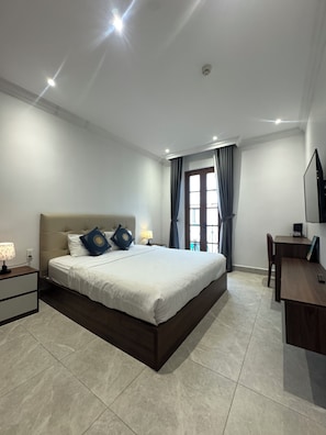 Suite Deluxe, vista spiaggia | Una scrivania, postazione laptop, Wi-Fi gratuito