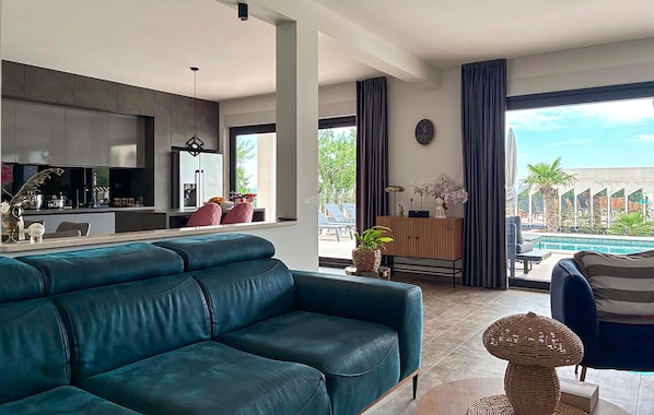 TV - Gorgeous home in Klis (Klis)