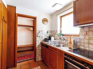 Kühlschrank, Ofen, Geschirrspüler, Kochgeschirr/Geschirr/Besteck