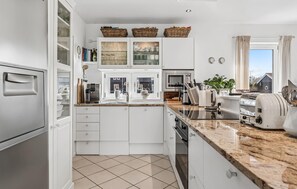 Coffee/tea maker, fridge, microwave, oven - Nice home in Juelsminde with harbor view (Juelsminde)