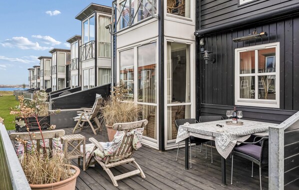 Outdoor dining - Nice home in Juelsminde with harbor view (Juelsminde)