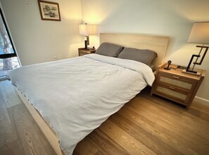 Een strijkplank/strijkijzer, wifi, beddengoed
