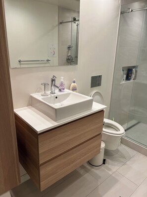 Een douche, een haardroger, handdoeken, zeep