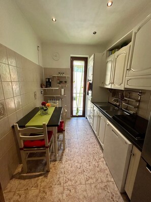 Frigorifero, forno, piano cottura, lavastoviglie