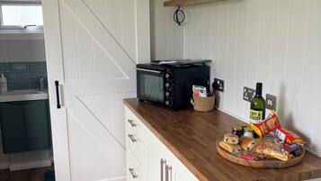 Fridge, oven, coffee/tea maker, electric kettle