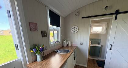 Whitethorn is a charming Shepherds Hut with private hot tub