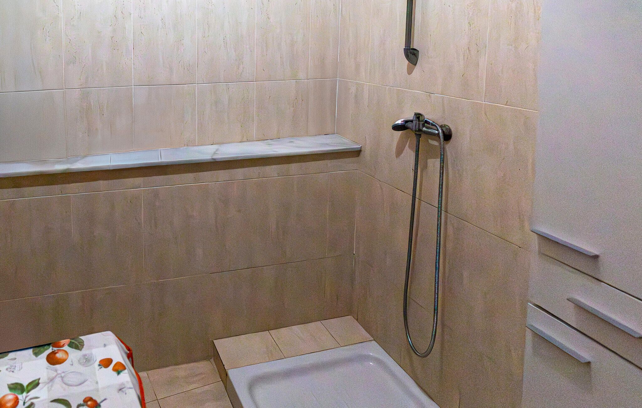 Un baño con ducha, inodoro y lavamanos.