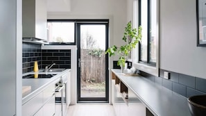 Wasserkocher mit Kaffee-/Teezubehör, Kühlschrank, Mikrowelle, Ofen