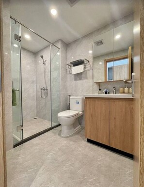Een douche, een haardroger, handdoeken, toiletpapier