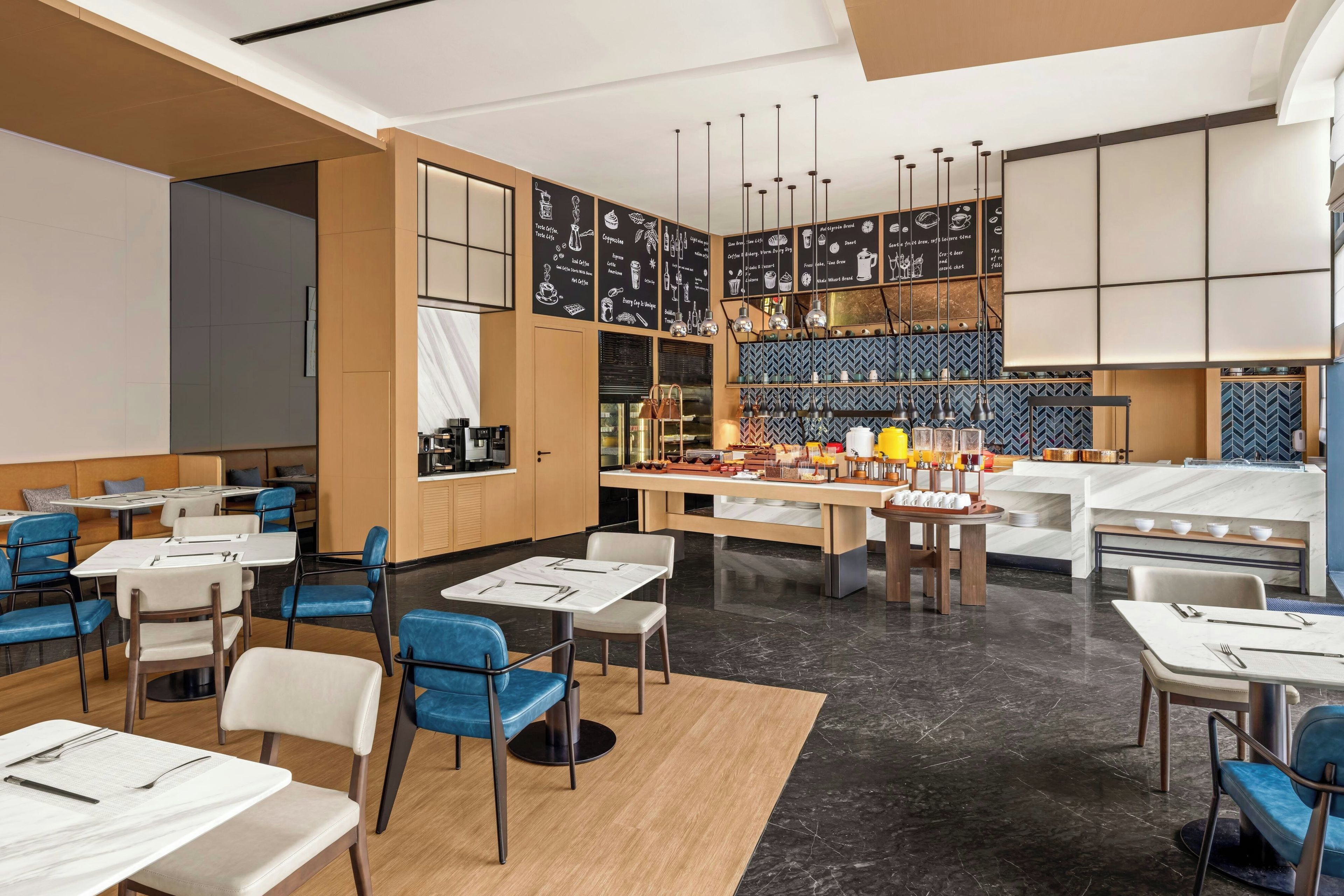Un restaurante moderno con zona de bar, diferentes disposiciones de asientos y un mostrador con diversas opciones de comida.