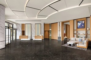 A modern lobby with a reception desk, seating area, and a large window. - Fairfield by Marriott Fuzhou Taijiang (Fuzhou)