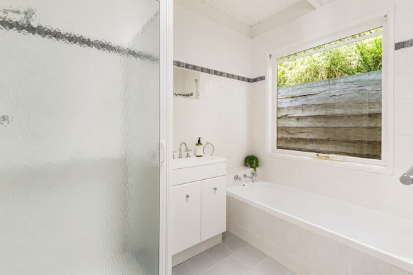 Bathroom - Moonbay by Ready Set Stay (Rye)