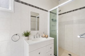 Bathroom - Moonbay by Ready Set Stay (Rye)