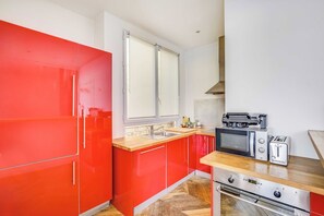 Apartment | Eigene Küche | Wasserkocher mit Kaffee-/Teezubehör, Kühlschrank, Mikrowelle, Ofen