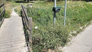A wooden boardwalk leading to a sign for Rue des Lauriers Roses. - 4-bedroom house within a 5-minute walk of the beach and shops (Sainte-Marie-la-Mer)