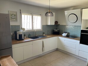 Private kitchen - 4-bedroom house within a 5-minute walk of the beach and shops (Sainte-Marie-la-Mer)