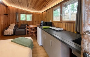2 Schlafzimmer, Reisekinderbett