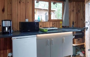Wasserkocher mit Kaffee-/Teezubehör, Kühlschrank, Mikrowelle, Herdplatte