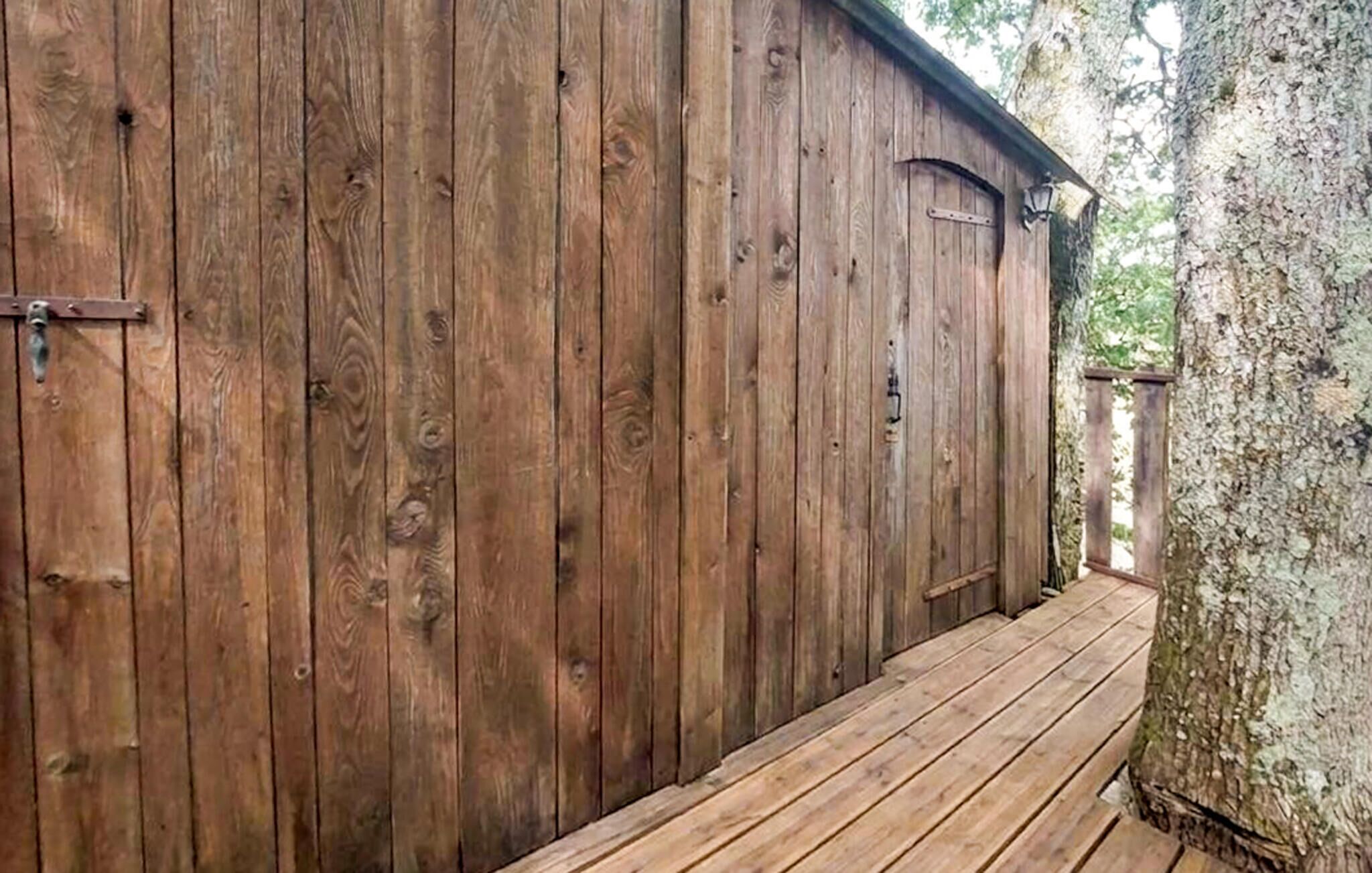 Ein Holzhaus mit einer Holzdiele.
