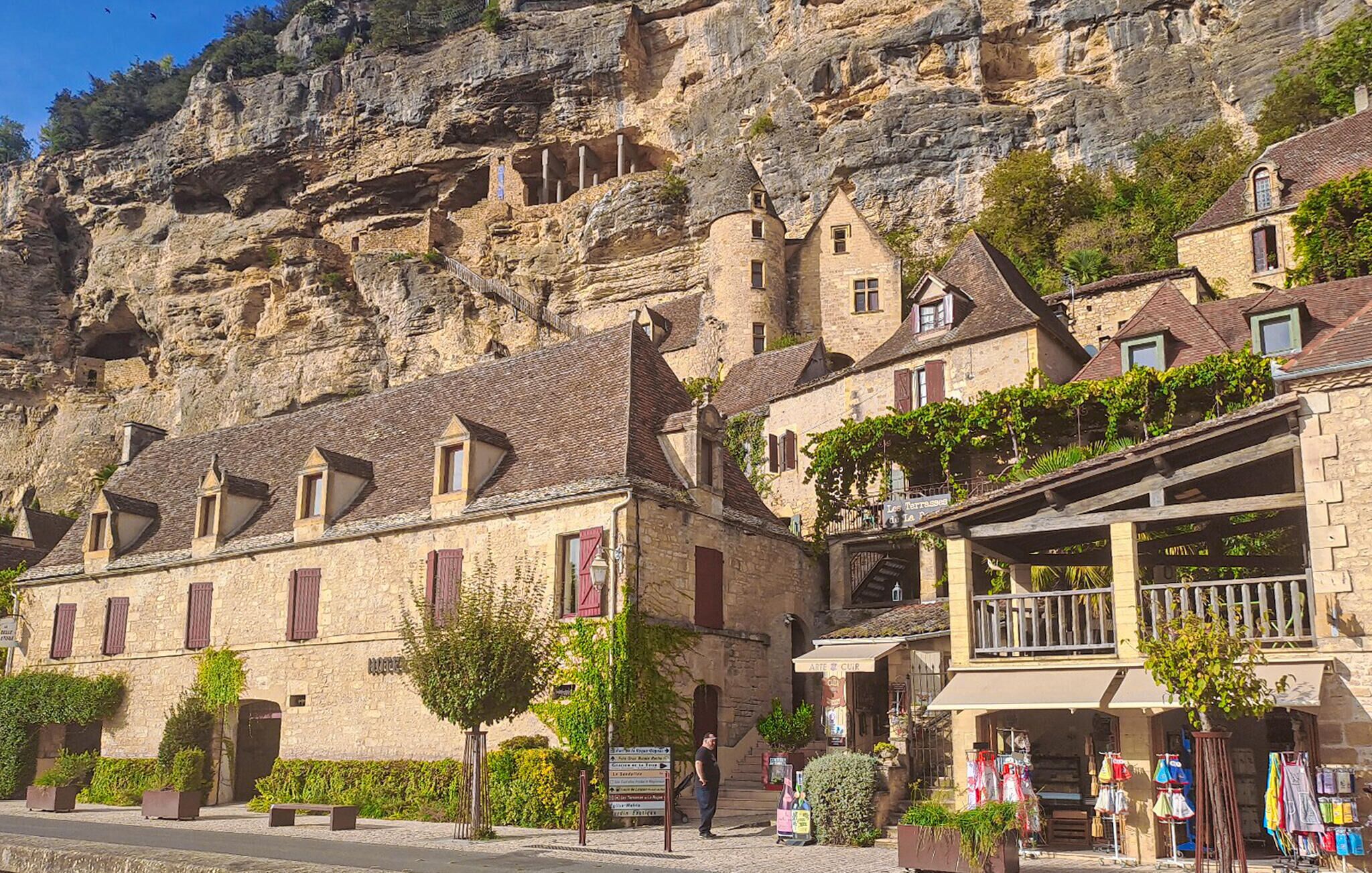 A stone building with a balcony and a sign that reads 'Le Terrassé'.