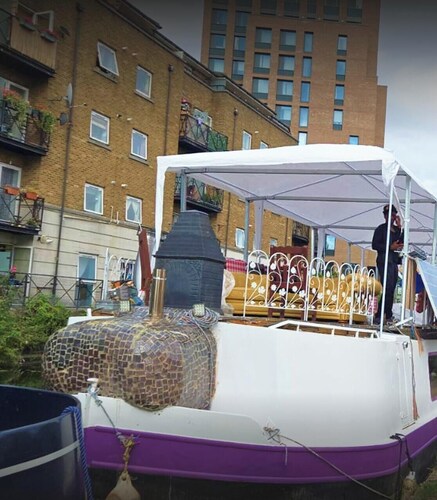 The Arthur: A Stylish London Houseboat Experience
