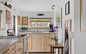 Coffee/tea maker, fridge, microwave, oven - 2 bedroom gorgeous home in Otterup (Otterup)