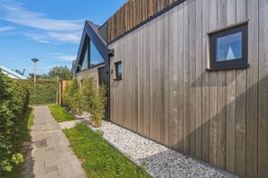 Exterior detail - Beautiful bungalow with outdoor bath, within walking distance of the beach. (Ouddorp)