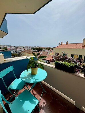 Outdoor dining - Sunny Apartment with Pool Near Beach | Romantic Stay for Couples | Caparica (Costa de Caparica)