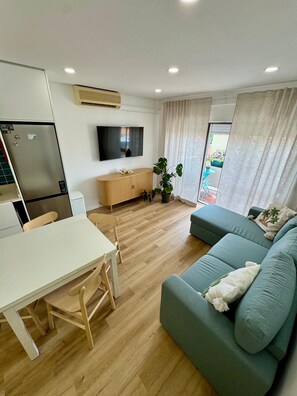 Smart TV - Sunny Apartment with Pool Near Beach | Romantic Stay for Couples | Caparica (Costa de Caparica)