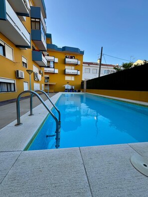 Outdoor pool - Sunny Apartment with Pool Near Beach | Romantic Stay for Couples | Caparica (Costa de Caparica)