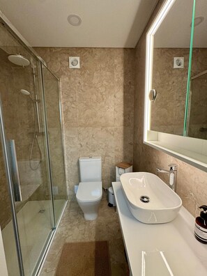Shower, hair dryer, towels, soap - Sunny Apartment with Pool Near Beach | Romantic Stay for Couples | Caparica (Costa de Caparica)
