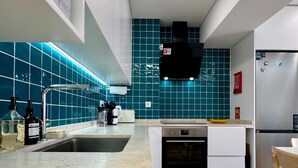 Eine moderne Küche mit eingebautem Backofen, einer Spüle und einem Geschirrspüler.