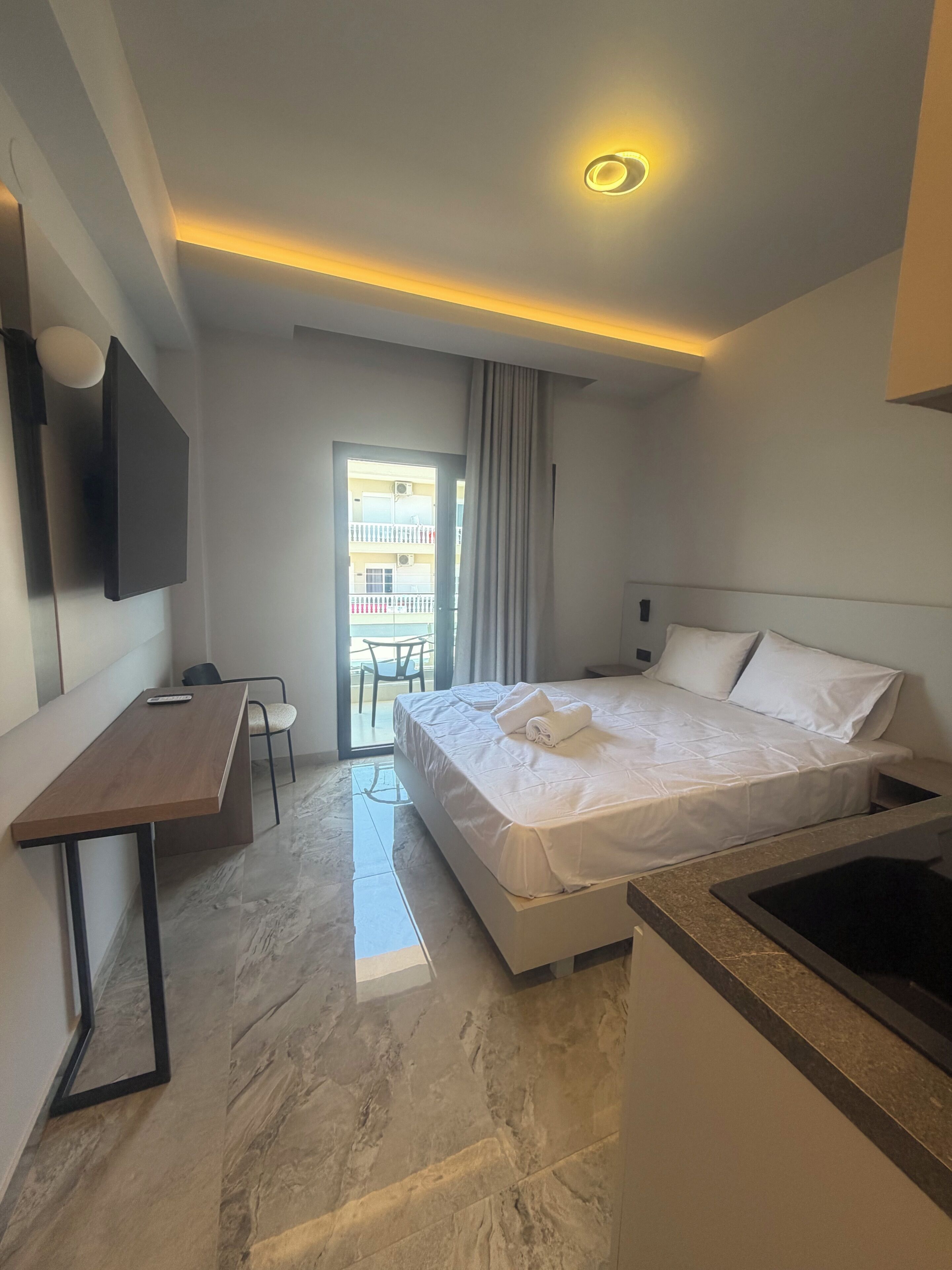 Chambre Deluxe avec lits jumeaux, balcon, vue ville | Coffres-forts dans les chambres, Wi-Fi gratuit, draps fournis