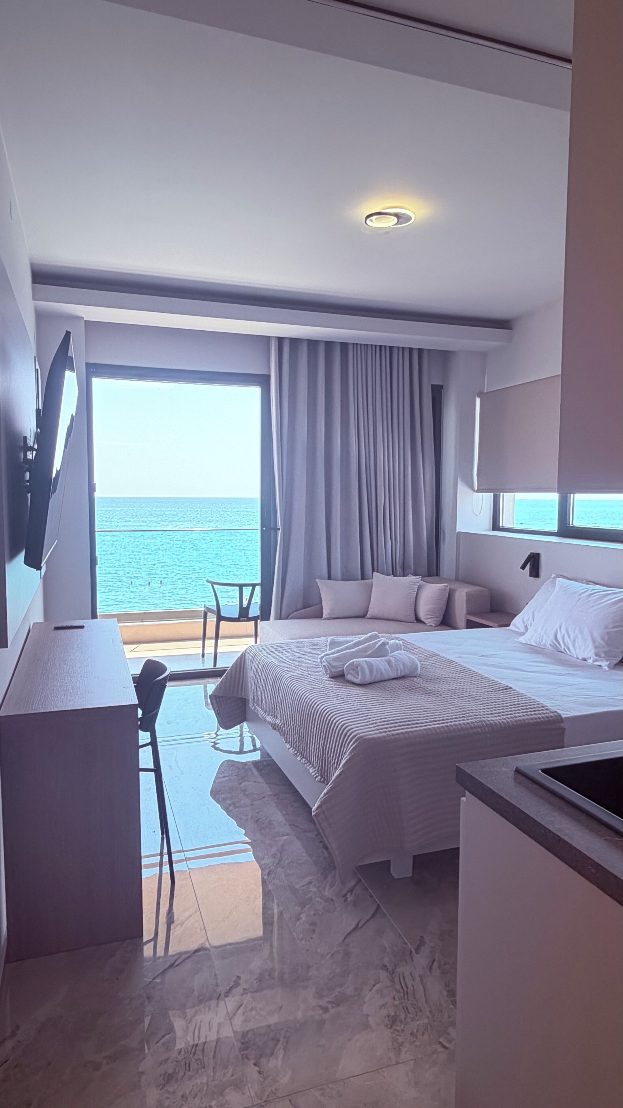 Chambre Triple Deluxe, balcon, vue mer | Coffres-forts dans les chambres, Wi-Fi gratuit, draps fournis