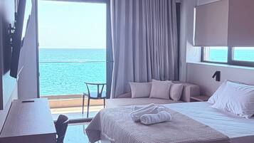 Chambre Triple Deluxe, balcon, vue mer | Coffres-forts dans les chambres, Wi-Fi gratuit, draps fournis