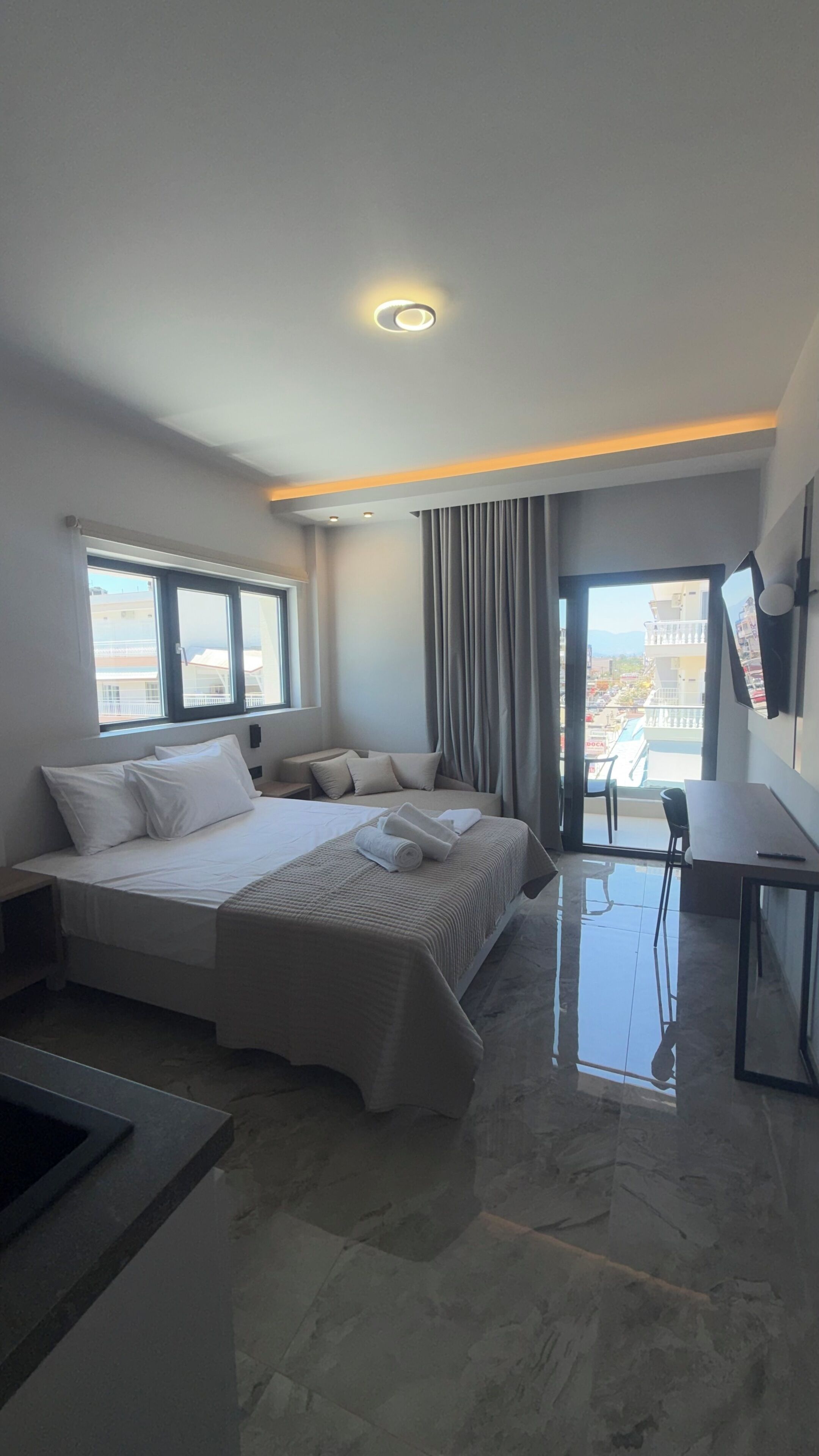 Chambre Triple Deluxe, balcon, vue ville | Coffres-forts dans les chambres, Wi-Fi gratuit, draps fournis