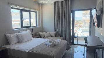 Chambre Triple Deluxe, balcon, vue ville | Coffres-forts dans les chambres, Wi-Fi gratuit, draps fournis