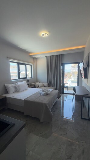 Chambre Triple Deluxe, balcon, vue ville | Coffres-forts dans les chambres, Wi-Fi gratuit, draps fournis