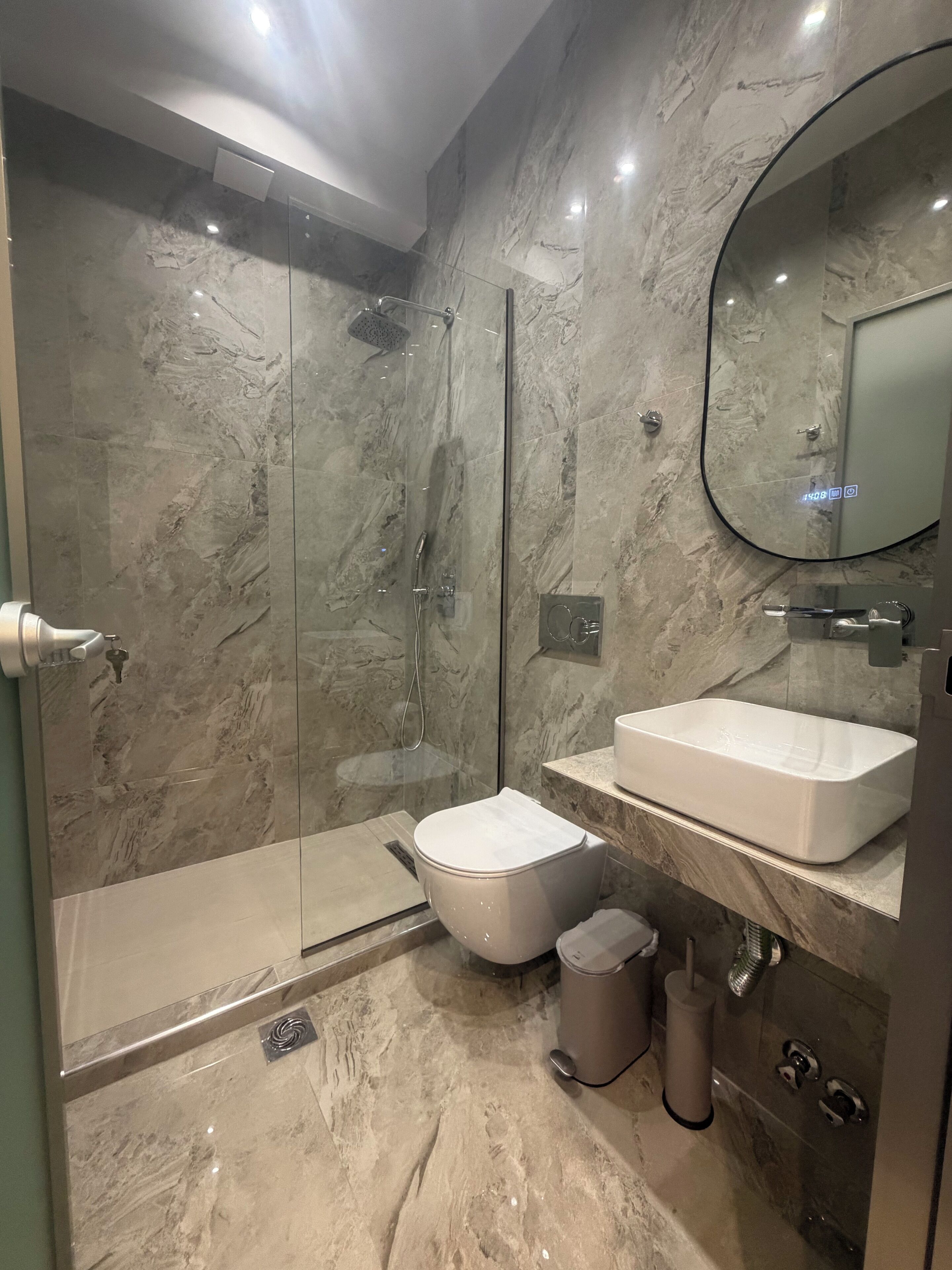 Chambre Deluxe avec lits jumeaux, balcon, vue ville | Salle de bain | Douche, douche à « effet pluie », sèche-cheveux, chaussons