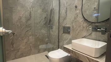 Chambre Deluxe avec lits jumeaux, balcon, vue ville | Salle de bain | Douche, douche à « effet pluie », sèche-cheveux, chaussons