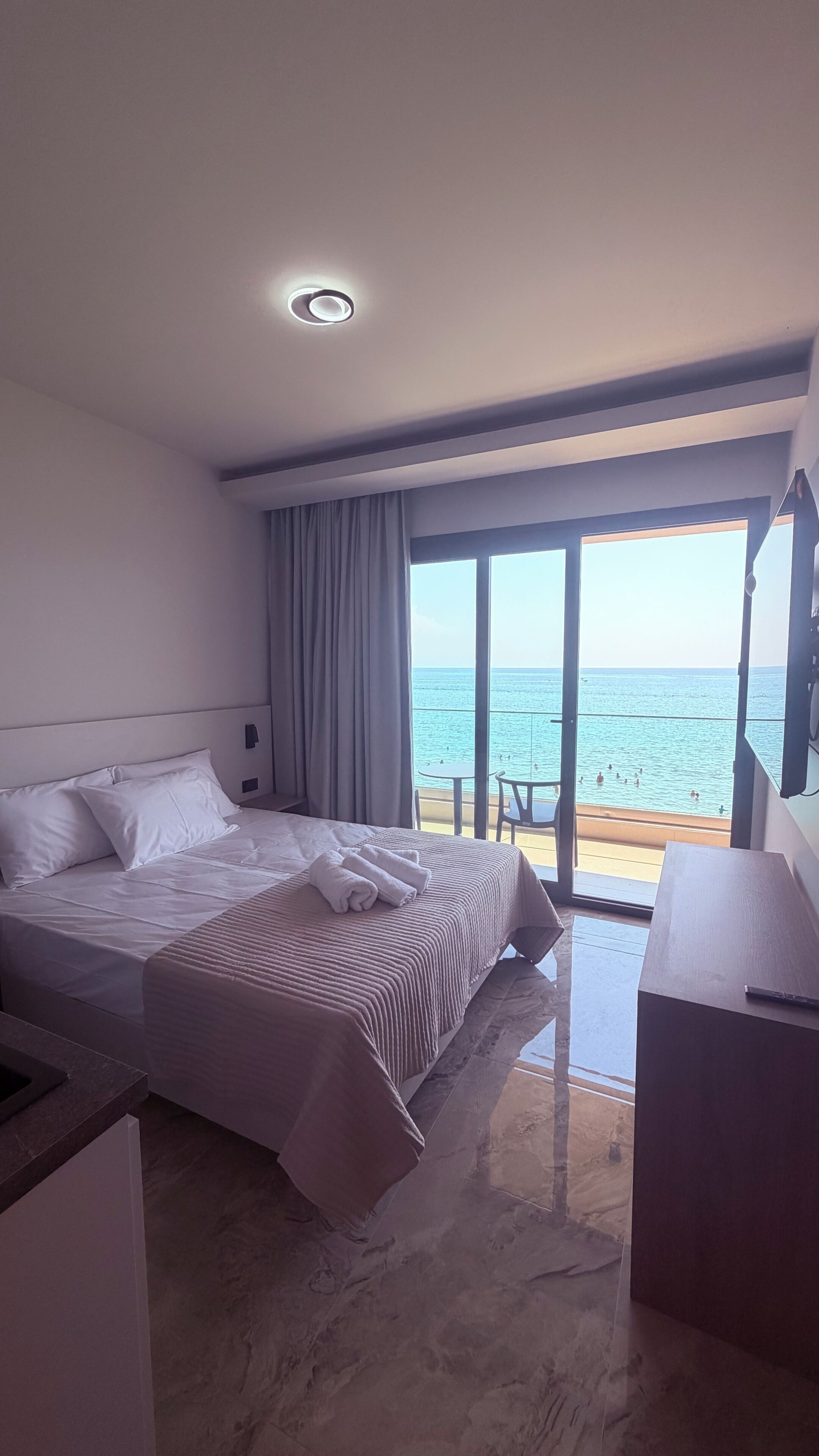 Chambre Deluxe avec lits jumeaux, balcon, vue mer | Coffres-forts dans les chambres, Wi-Fi gratuit, draps fournis