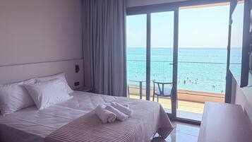 Chambre Deluxe avec lits jumeaux, balcon, vue mer | Coffres-forts dans les chambres, Wi-Fi gratuit, draps fournis