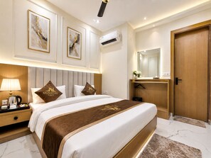 Desk, laptop workspace, free WiFi - Amizing palace  (Agra)