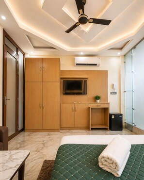 Desk, laptop workspace, free WiFi - Amizing palace  (Agra)