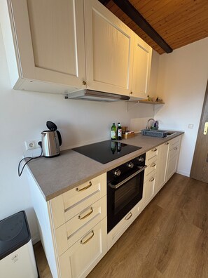 Frigorífic, forn, placa de cuina i rentaplats 