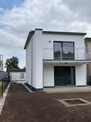 Exterior - Meerhus—brand-new, right on the lake with a dock, next to a nature reserve, family-friendly! (Wunstorf)