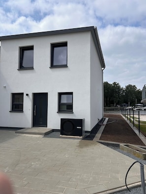 Exterior - Meerhus—brand-new, right on the lake with a dock, next to a nature reserve, family-friendly! (Wunstorf)