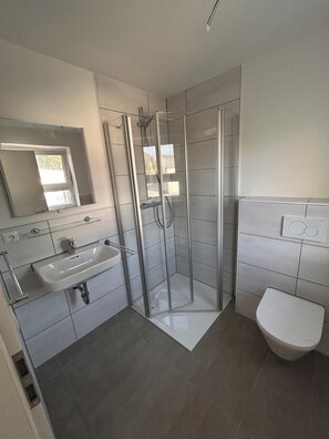 Hair dryer, towels, soap, toilet paper - Meerhus—brand-new, right on the lake with a dock, next to a nature reserve, family-friendly! (Wunstorf)